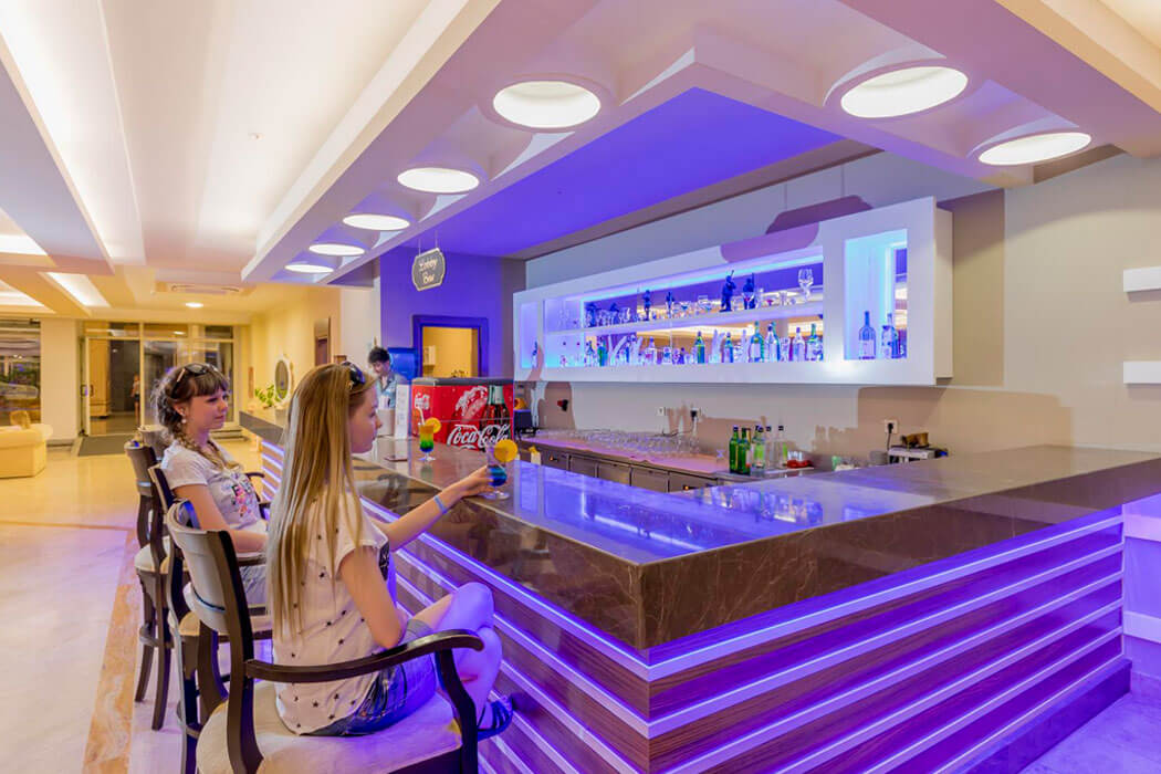 Hotel Holiday Park Resort - lobby bar