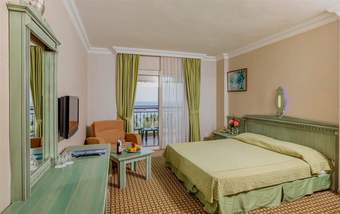 Hotel Holiday Park Resort - przykładowy pokój standardowy z łóżkiem małżeńskim