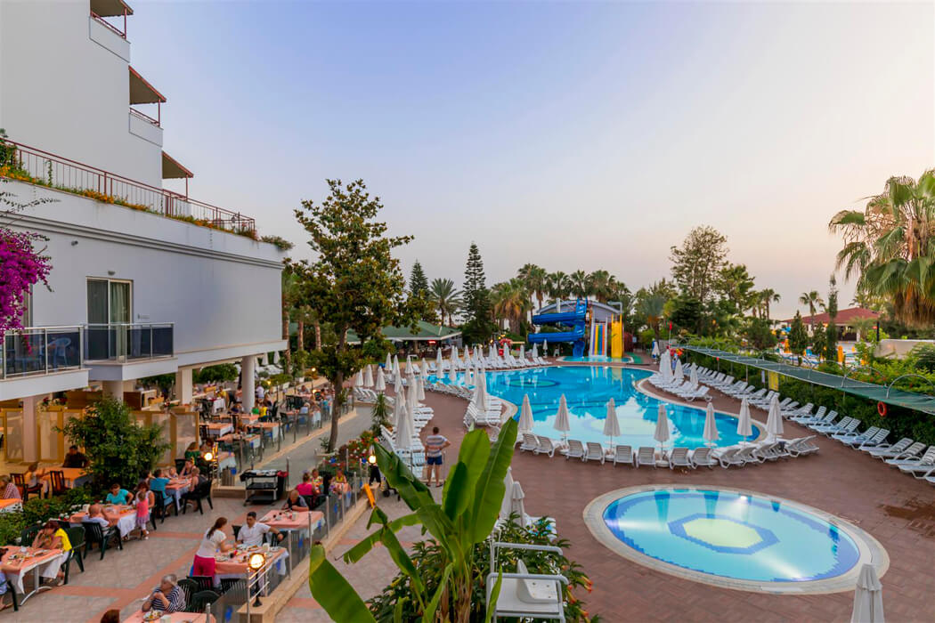 Hotel Holiday Park Resort - reaturacja taras