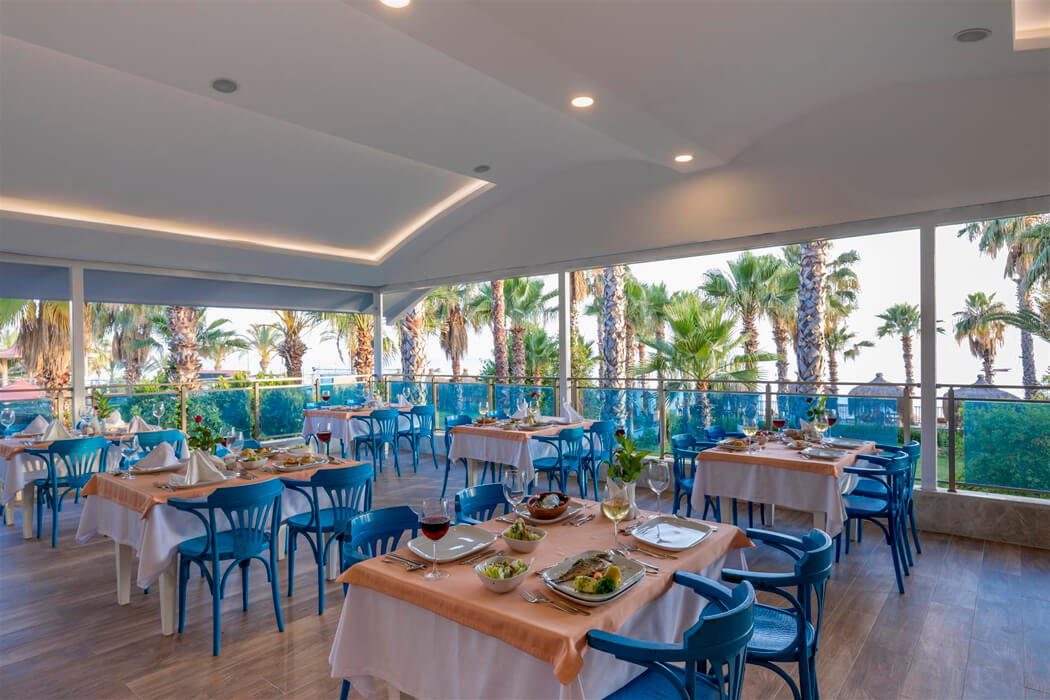 Hotel Holiday Park Resort - restauracja z widokiem na morze