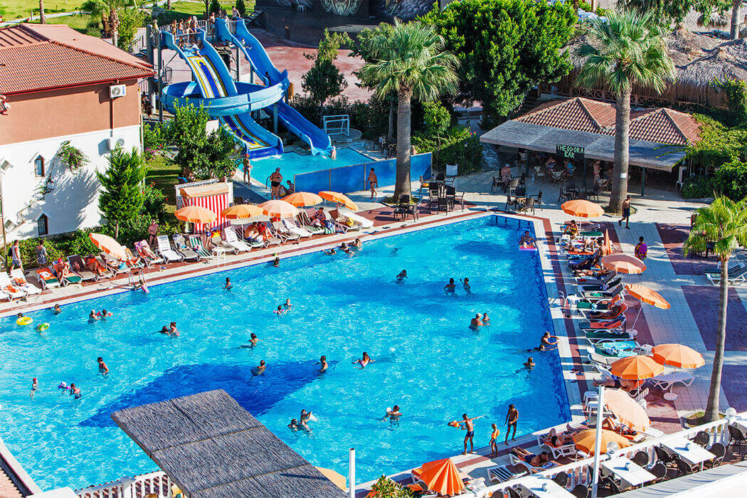 Hotel Justiniano Club Alanya - widok na basen i zjeżdżalnie