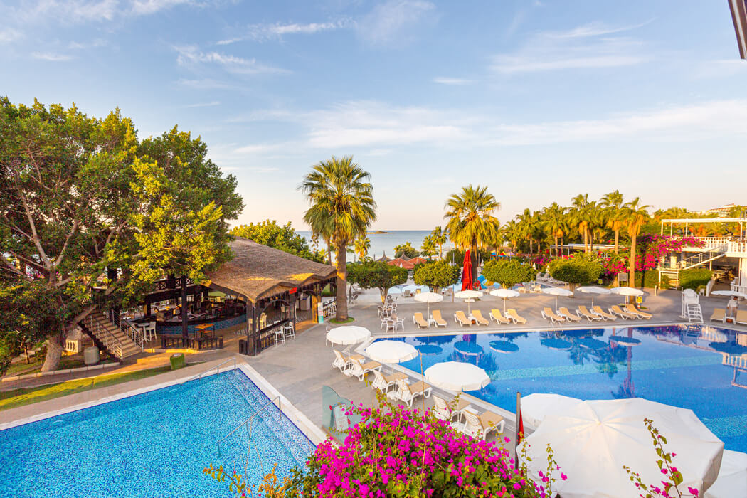 Hotel Justiniano Club Alanya - widok na baseny