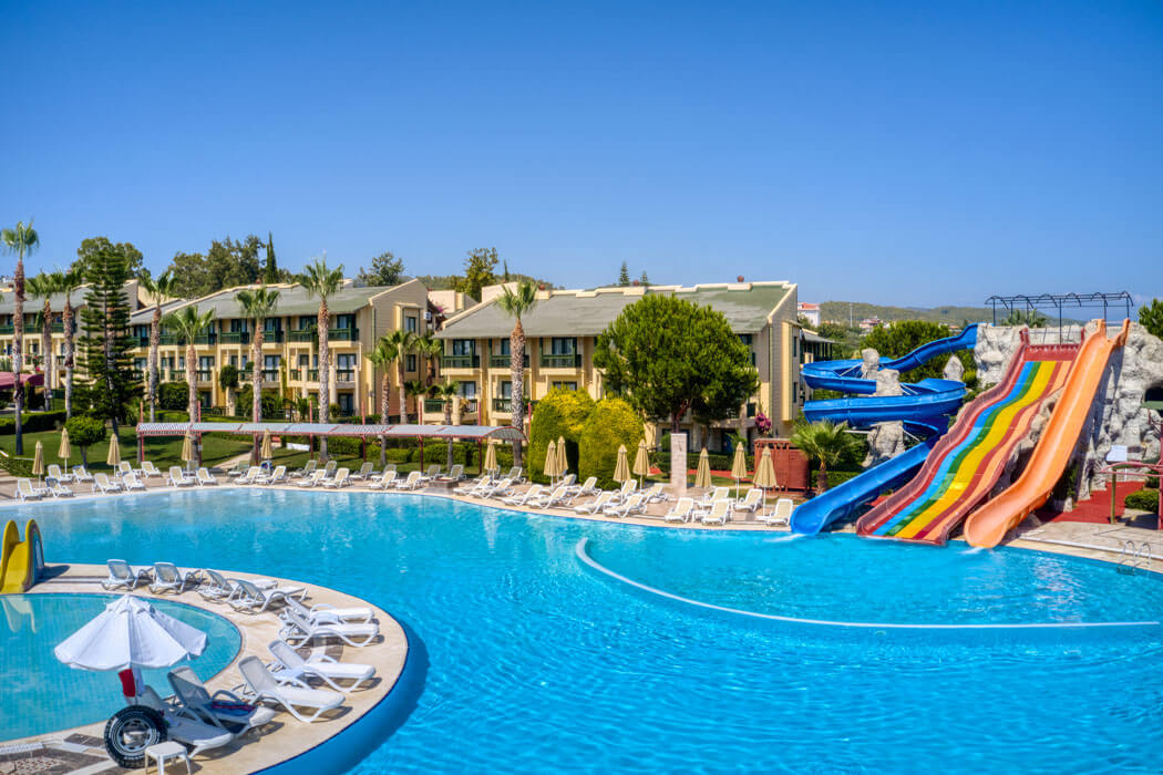 Oz Hotels Incekum Beach Hotel - widok na zjeżdżalnie i na basen 