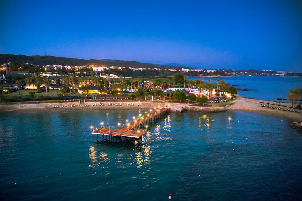 Oz Hotels Incekum Beach Hotel - widok nocą na plaże i na pomost