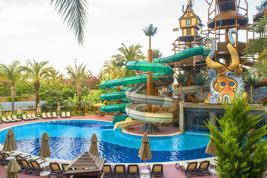 Long Beach Resort & Spa Deluxe - widok na zjeżdżalnie i na basen