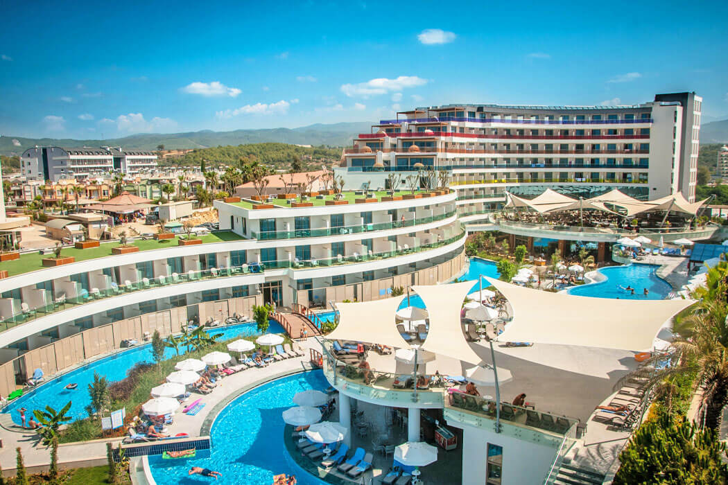 Hotel Long Beach Resort & Spa Deluxe - widok z góry na basen i teren hotelu