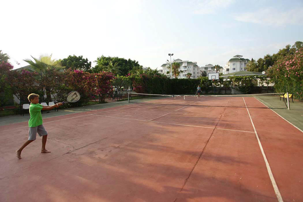 The Garden Beach Hotel - kort tenisowy