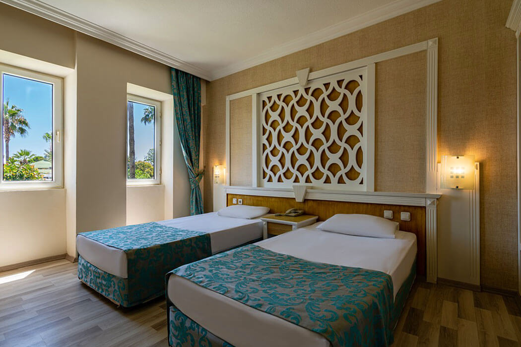 The Garden Beach Hotel - łóżka w pokoju standardowym