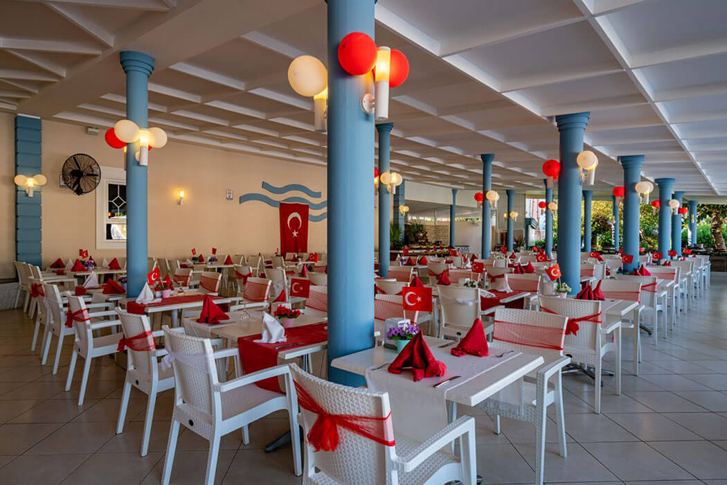 The Garden Beach Hotel - stoliki w restauracji