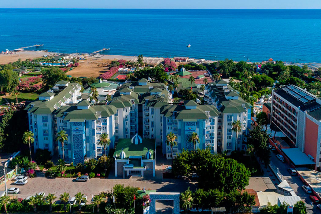 The Garden Beach Hotel - widok na budynki i na morze