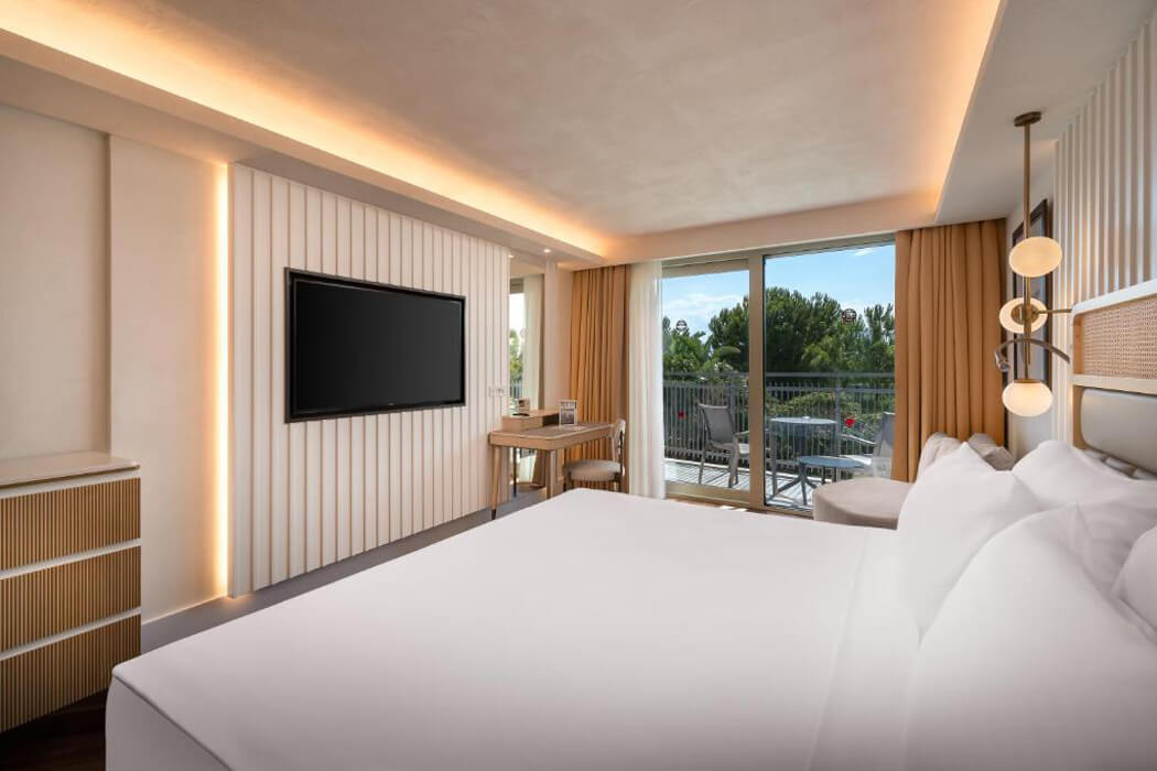 Hotel Lara Barut Collection - łóżko w pokoju deluxe family suite