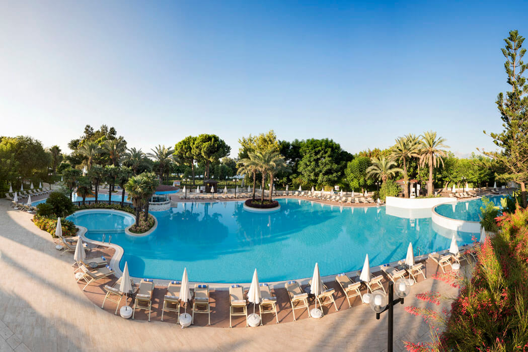 Hotel Rixos Downtown Antalya - parasole i leżaki przy basenie
