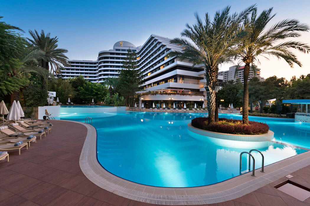 Hotel Rixos Downtown Antalya - oświetlony basen