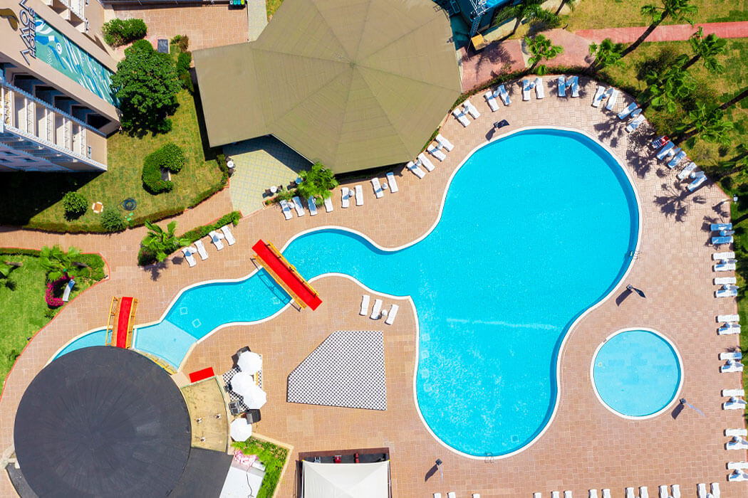 Amon Hotels Belek Adult Only - leżaki przy basenie