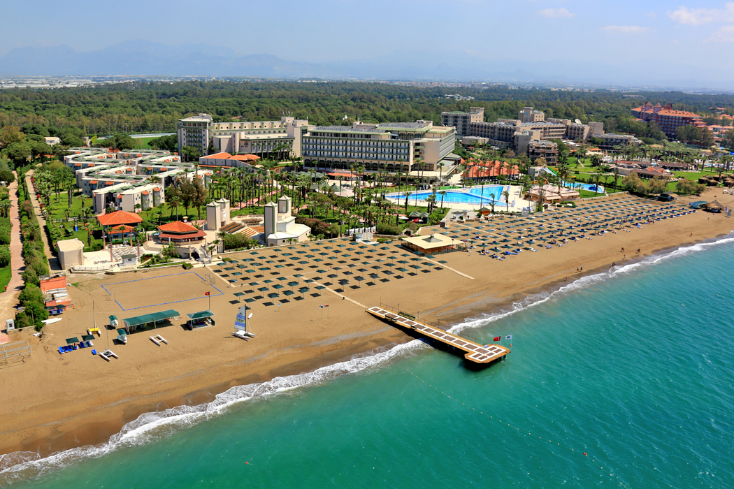 Hotel Adora Golf Resort - widok z góry na hotel i plażę