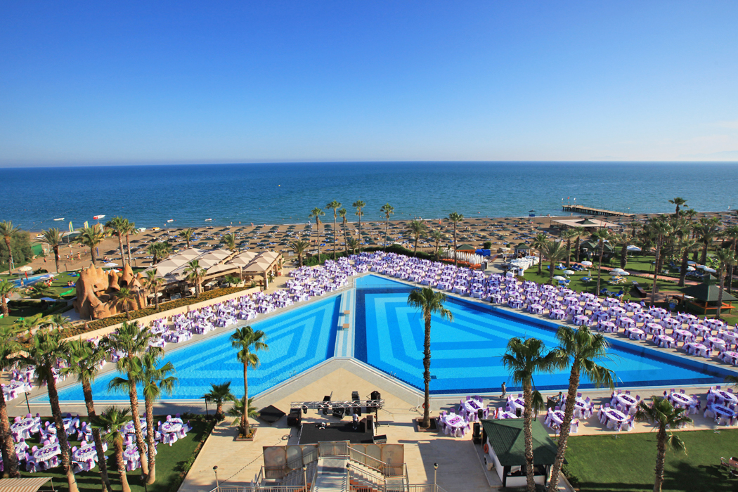 Hotel Adora Golf Resort - basen i plaża w tle
