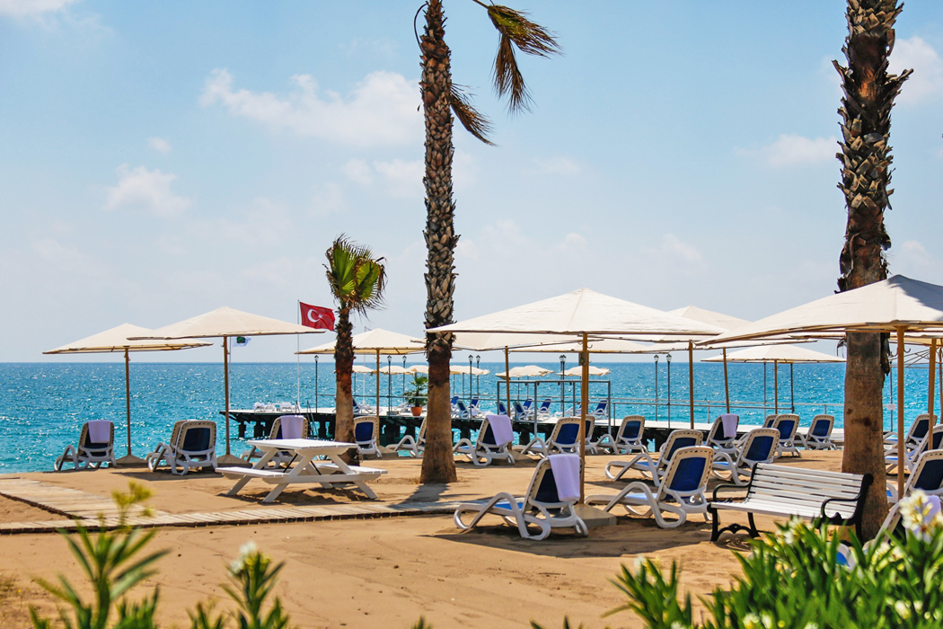 Hotel Adora Golf Resort - plaża hotelowa z serwisem plażowym