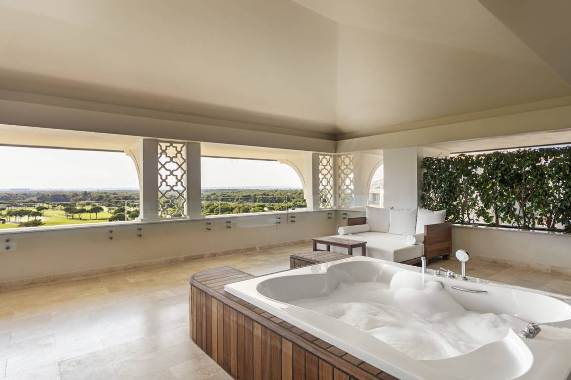 FAMILY ROOF SUITE with JACUZZI 
