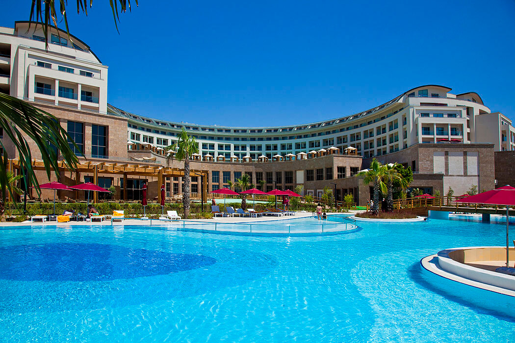 Hotel Kaya Palazzo Golf Resort - widok z basenu na budynek główny