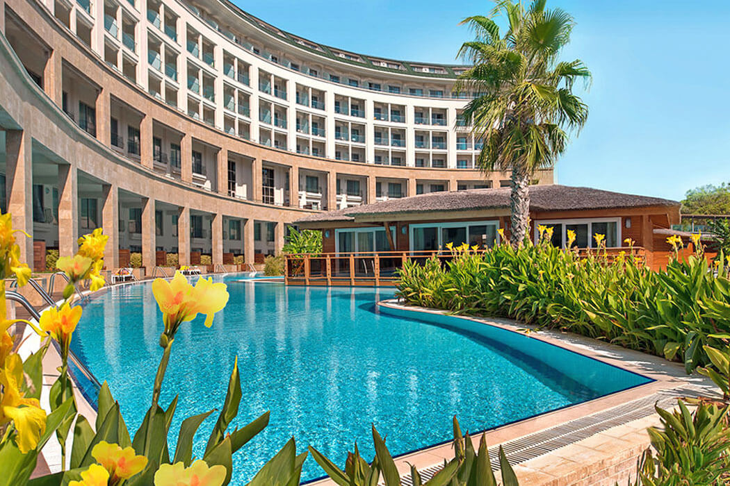 Hotel Kaya Palazzo Golf Resort - kwiaty przy basenie