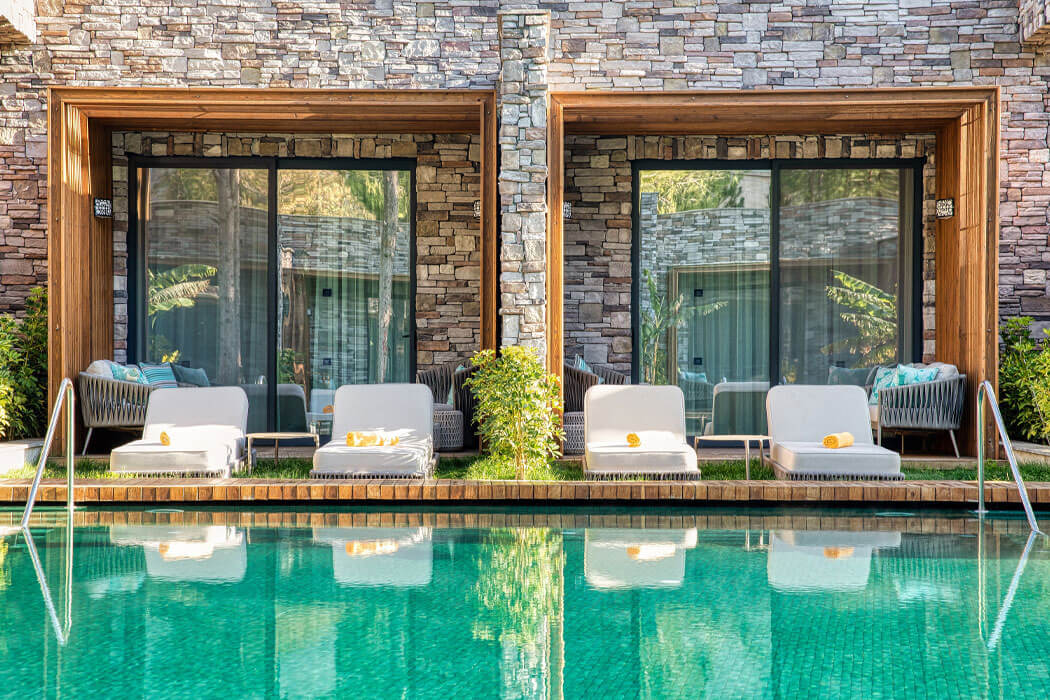 Hotel Kaya Palazzo Golf Resort - leżaki przy basenie w suite luxury lagoon