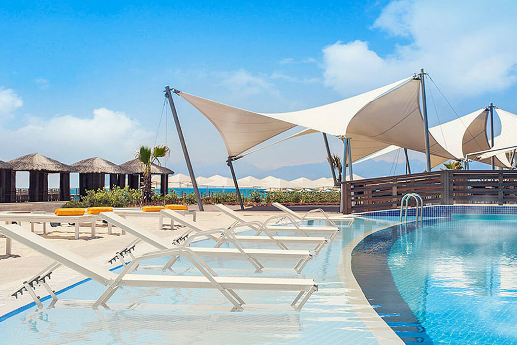 Hotel Kaya Palazzo Golf Resort - leżaki przy basenie
