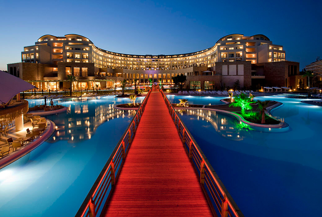 Hotel Kaya Palazzo Golf Resort - widok na obiekt nocą