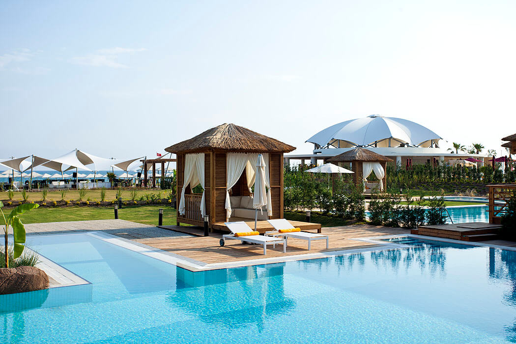 Hotel Kaya Palazzo Golf Resort - leżaki i pawilony przy basenie