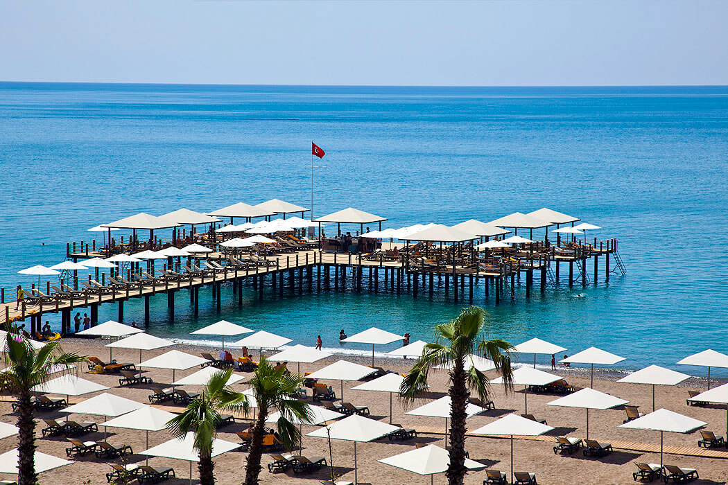 Hotel Kaya Palazzo Golf Resort - pomost na plaży