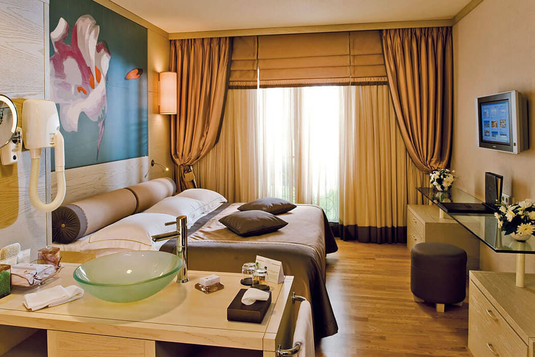 Hotel Gloria Golf Resort - przykładowa sypialnia w willi executive