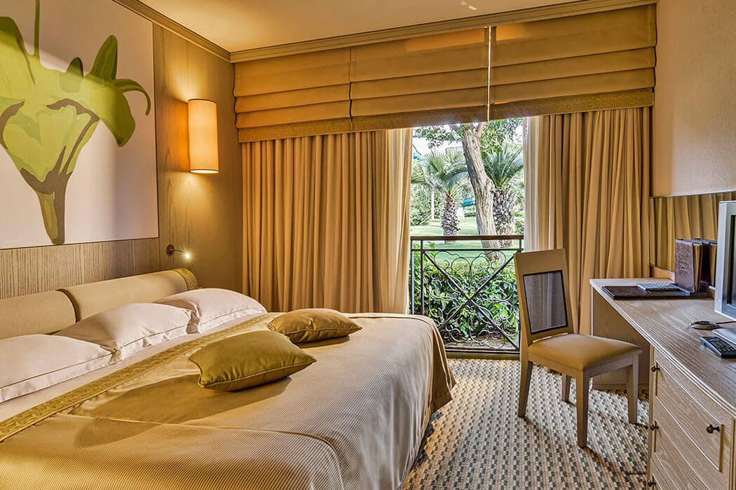 Hotel Gloria Golf Resort - przykładowa sypialnia w willi