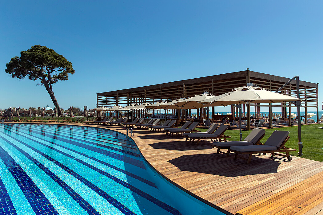 Hotel Rixos Premium Belek - leżaki przy basenie