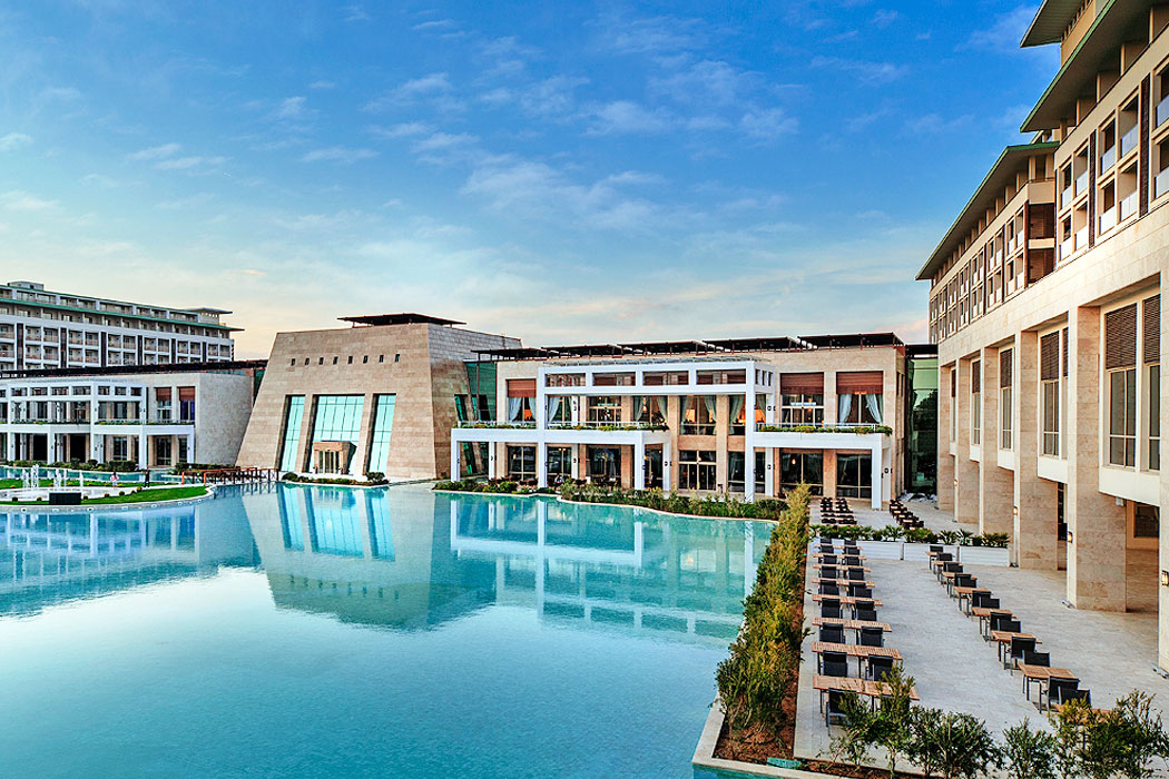 Hotel Rixos Premium Belek - widok na basen i na budynek