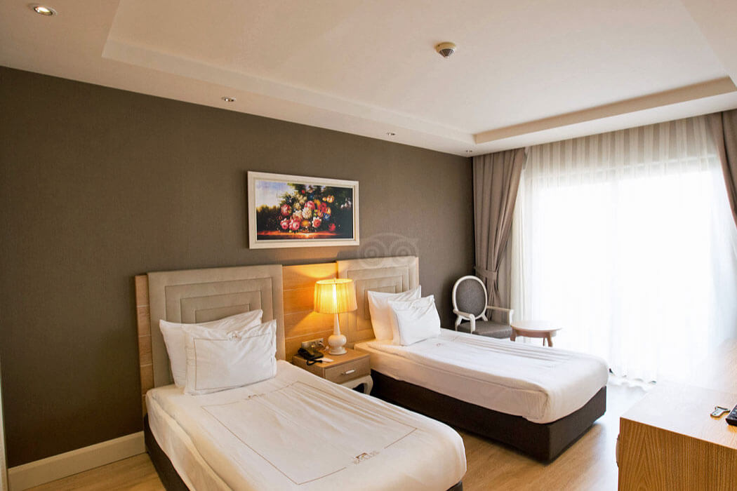 Bellis Deluxe Hotel - łóżka pojedyncze w pokoju rodzinnym side sea view