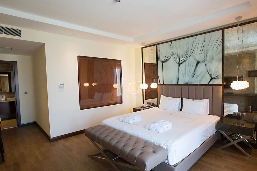 Bellis Deluxe Hotel - łóżko małżeńskie w pokoju rodzinnym side sea view