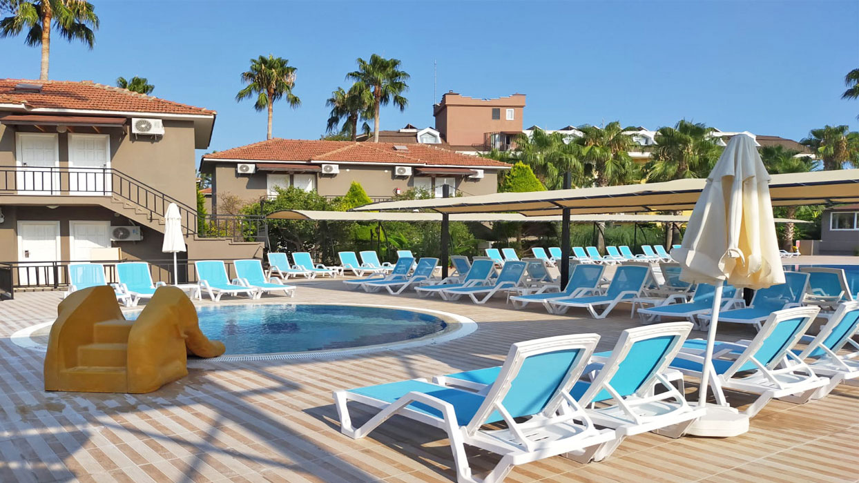 Seker Resort Hotel - leżaki przy basenie