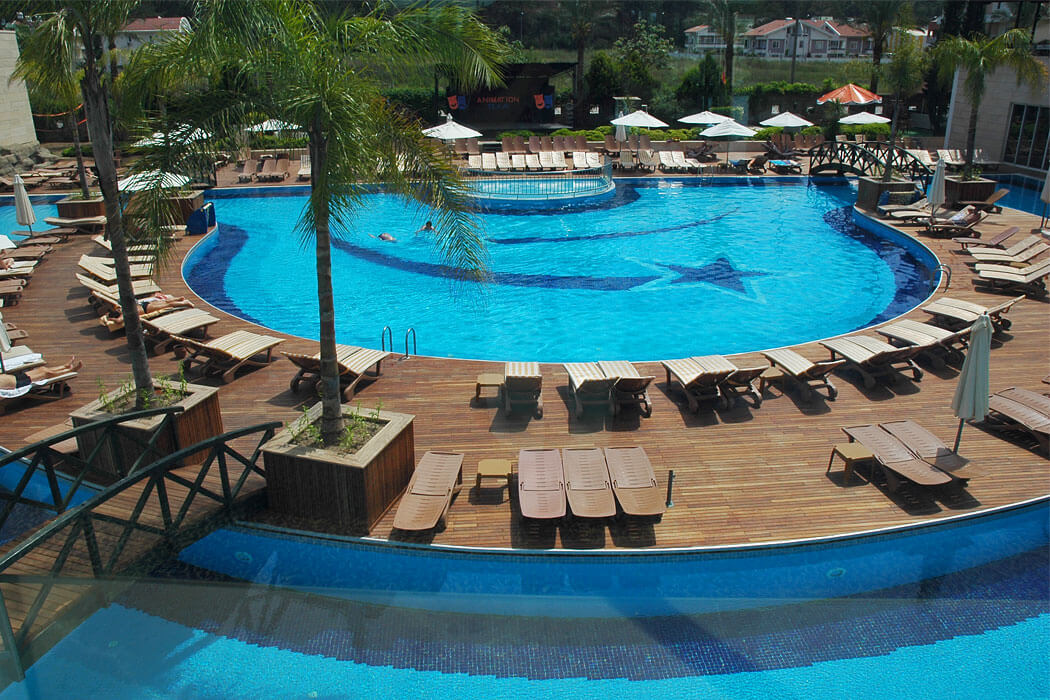 Meder Resort Hotel - widok na basen i leżaki