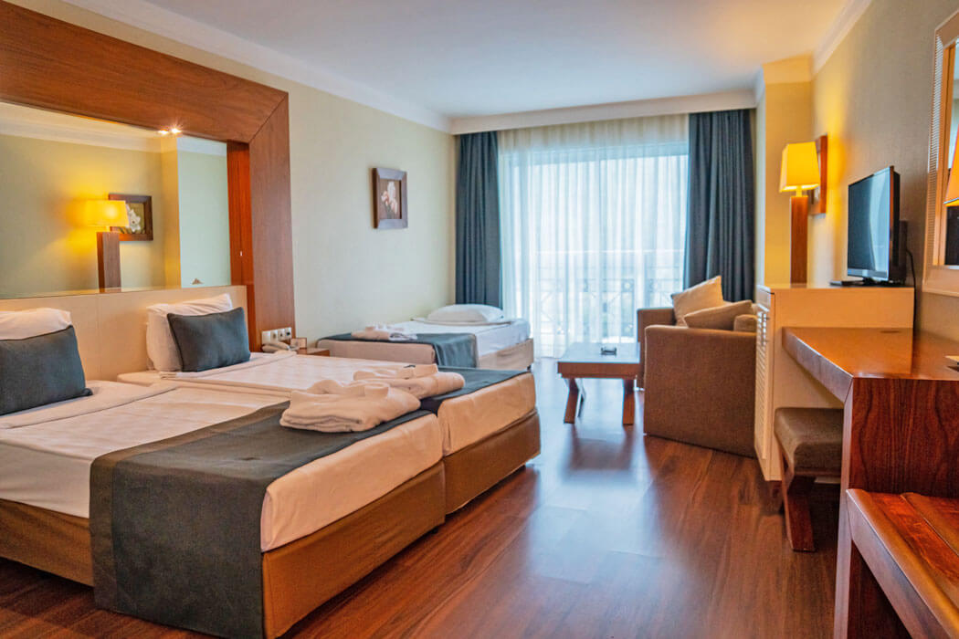 Meder Resort Hotel - pokój z trzema łóżkami