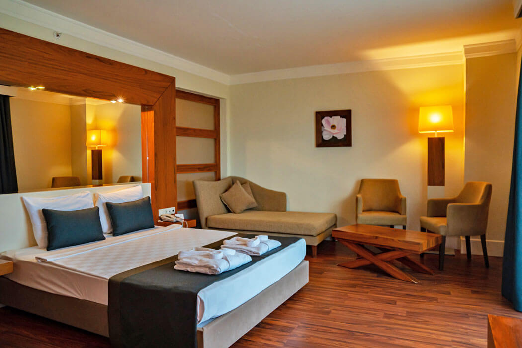 Meder Resort Hotel - pokój z łóżkiem małżeńskim