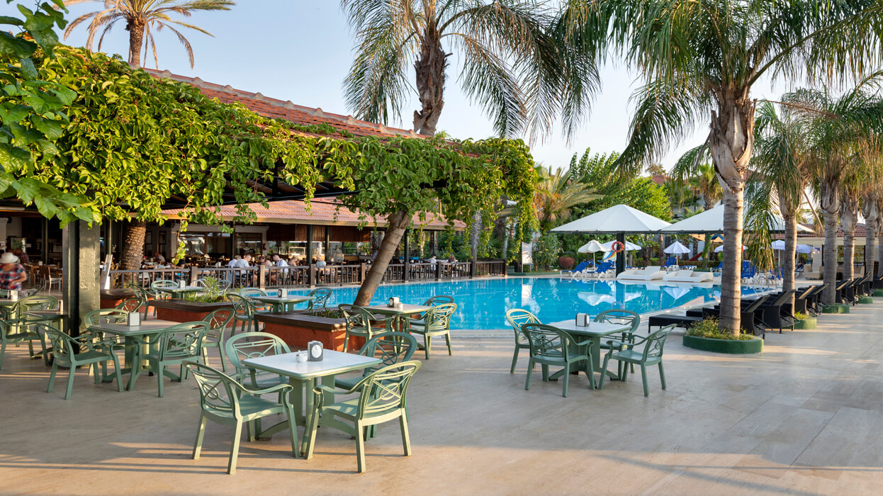 Otium Park Club Akman - stoliki przy basenie