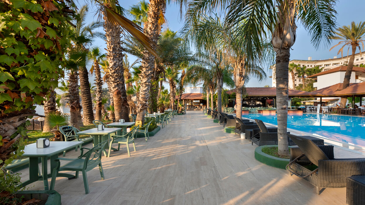 Hotel Otium Park Club Akman - stoliki wśród palm