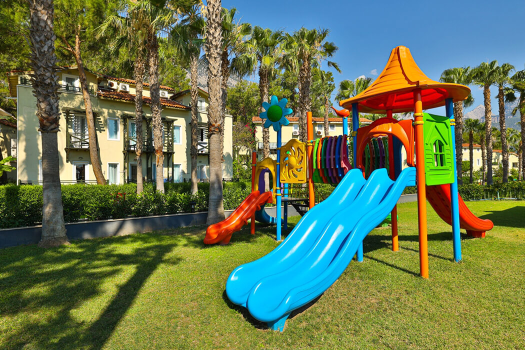 Hotel Crystal Flora Beach Resort - plac zabaw na trawie