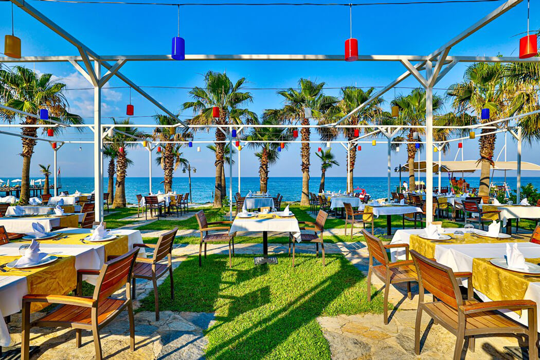 Hotel Crystal Flora Beach Resort - restauracja przy plaży