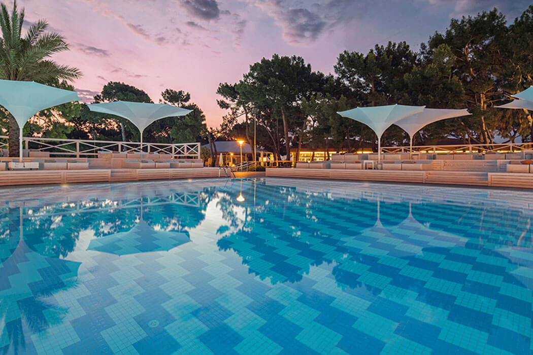 Hotel Rixos Sungate - parasole i leżaki przy basenie