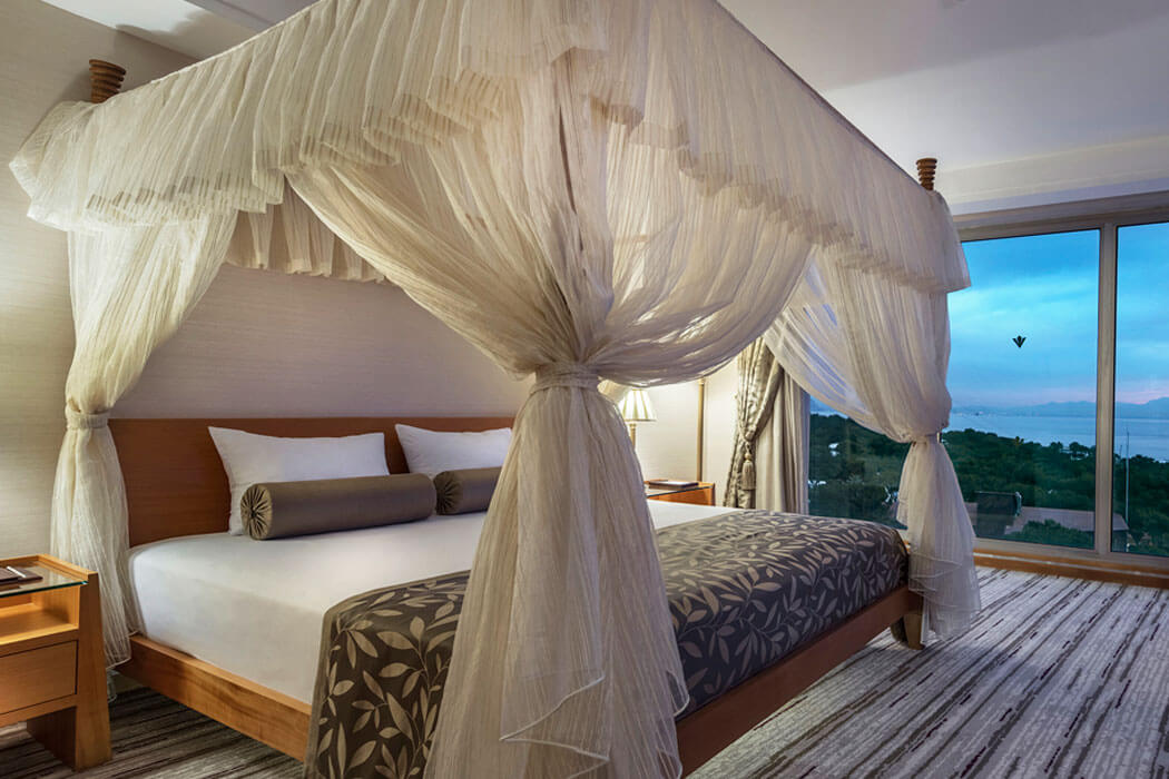 Hotel Rixos Sungate - łóżko z baldachimem w grand king suite