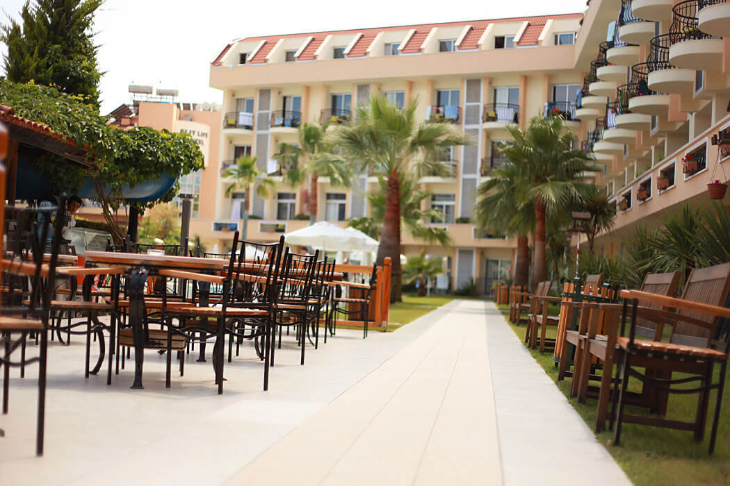 Hotel Camyuva Beach - stoliki w barze