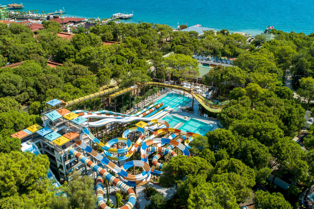 Hotel Nirvana Mediterranean Excellence - widok z góry na zjeżdżalnie i morze