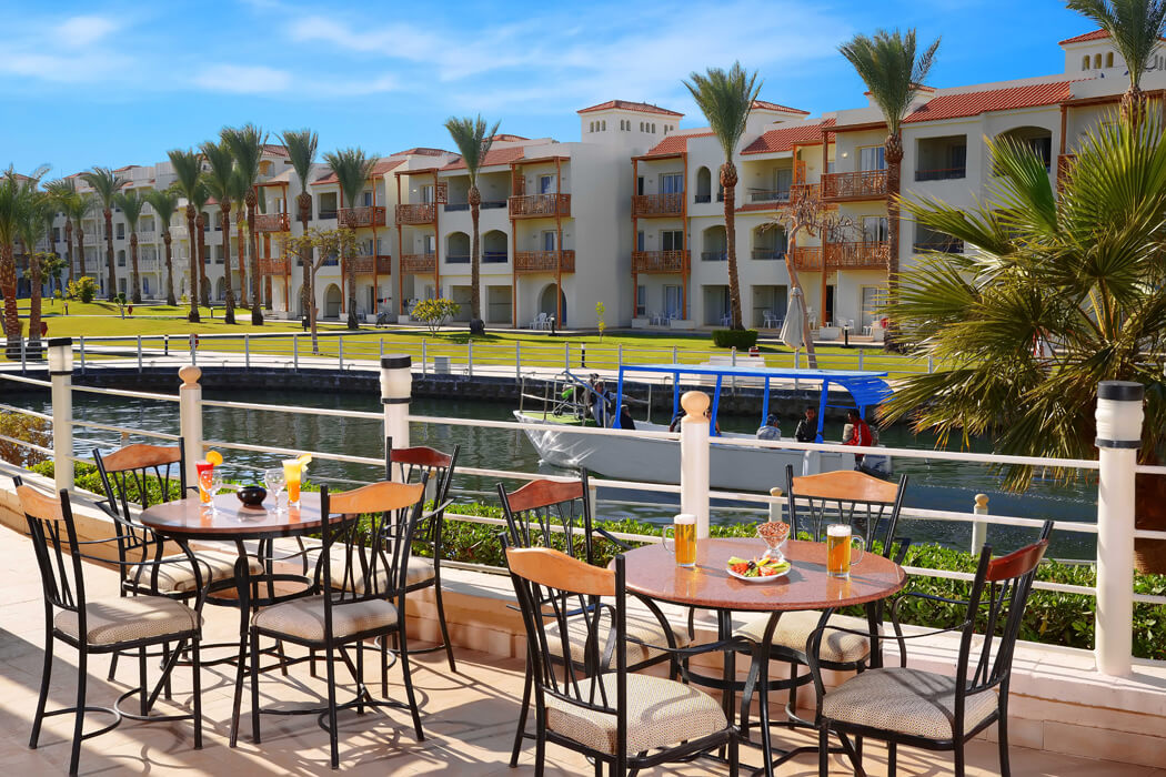 Hotel Albatros Dana Beach Resort - restauracja nad kanałkiem