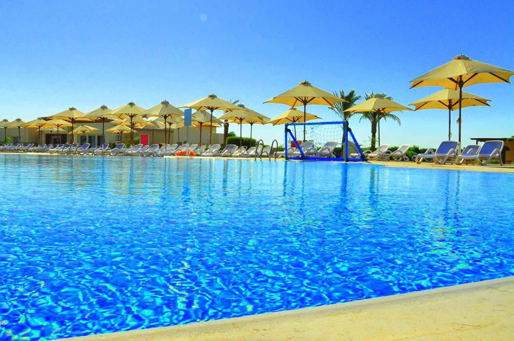 Hotel Movenpick Resort & Spa Soma Bay - lezaki nad basenem