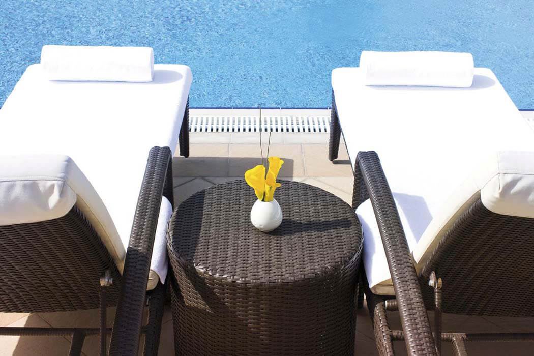 Hotel Movenpick Resort & Spa Soma Bay - relaks nad basenem